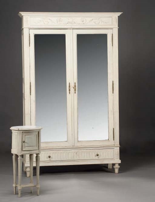 ARMOIRE ET TABLE DE CHEVET DE STYLE LOUIS XVI