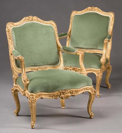 PAIRE DE FAUTEUILS A LA REINE DE STYLE LOUIS XV