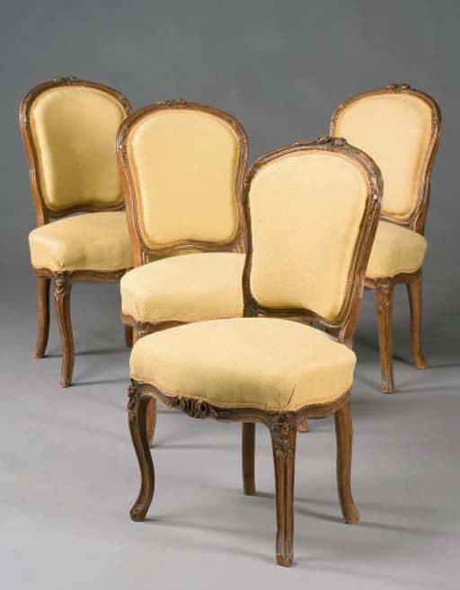 SUITE DE QUATRE CHAISES DE STYLE LOUIS XV