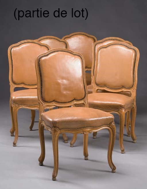 SUITE DE DOUZE CHAISES DE STYLE LOUIS XV