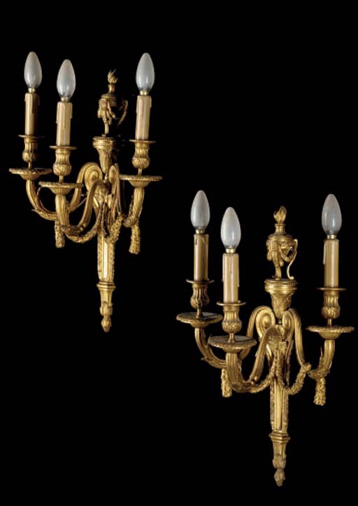 PAIRE D'APPLIQUES DE STYLE LOUIS XVI