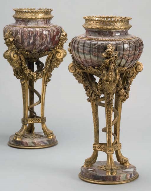 PAIRE DE VASES CASSOLETTES DE STYLE LOUIS XVI