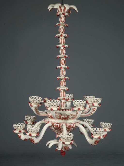 PAIRE DE LUSTRES DE STYLE BAROQUE