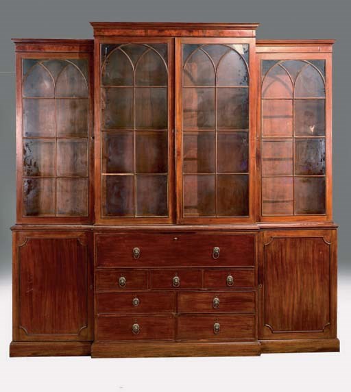 TRES IMPORTANT MEUBLE BIBLIOTHEQUE A RESSAUT FORMANT SCRIBAN DE STYLE ANGLAIS