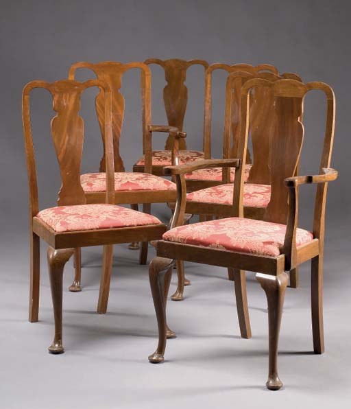 SUITE DE QUATRE CHAISES ET DE DEUX FAUTEUILS DE STYLE QUEEN ANN