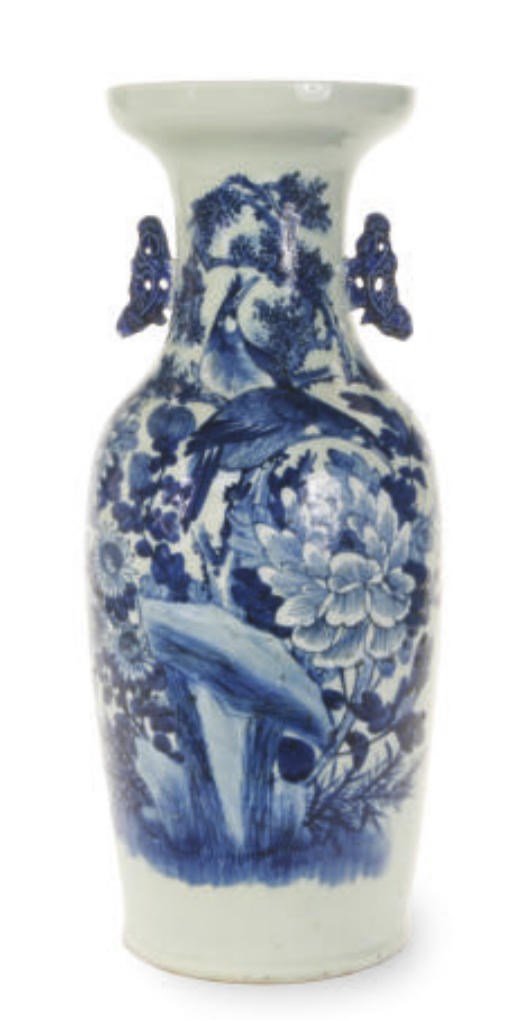A LARGE CHINESE BLUE AND WHITE TWO-HANDLED VASE,