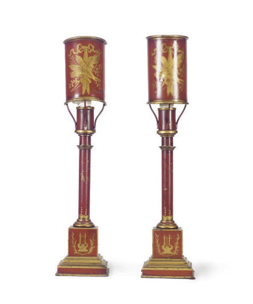 A PAIR OF RED AND GILT TOLE PEINTE TABLE LAMPS WITH SHADES,