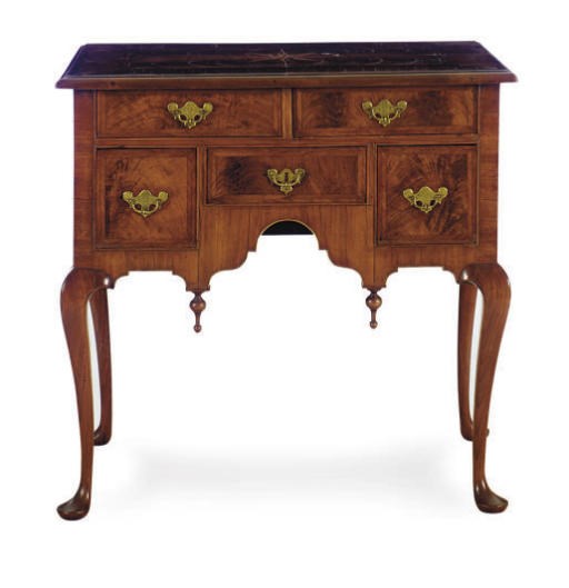 AN AMERICAN QUEEN ANNE WALNUT VENEERED DRESSING TABLE,