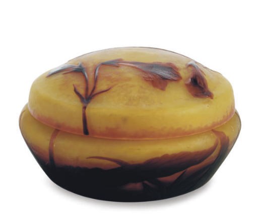 A FRENCH WHEEL-CARVED CAMEO GLASS BOX AND COVER,