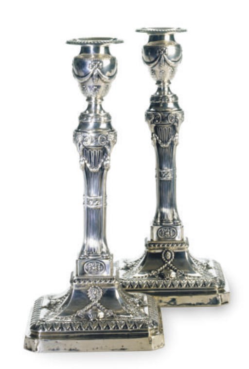 A PAIR OF GEORGE V SILVER NEOCLASSICAL STYLE CANDLESTICKS,