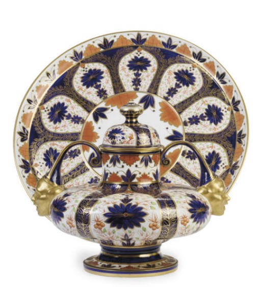AN ENGLISH PORCELAIN CENTER BOWL, COVER, AND STAND,