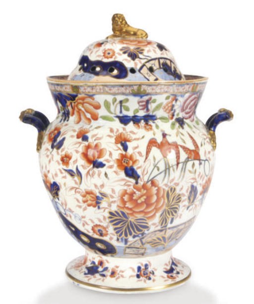 A LARGE ENGLISH IMARI PORCELAIN TWO-HANDLED VASE,
