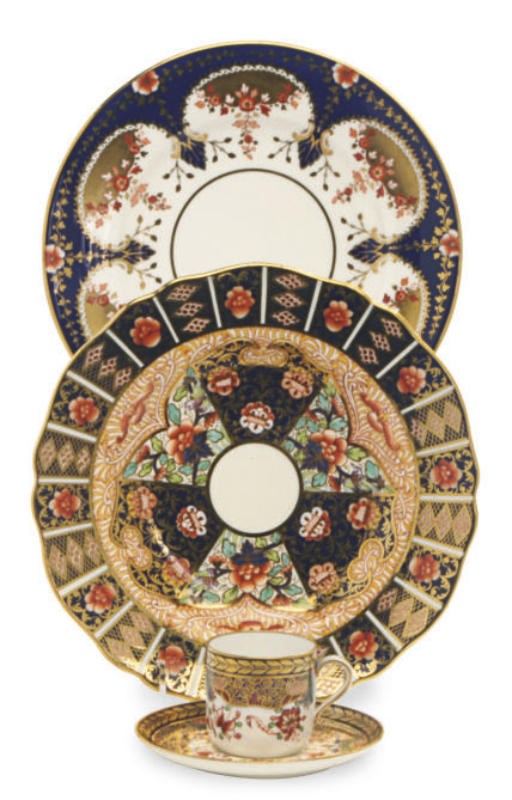 AN ASSEMBLED ENGLISH PORCELAIN IMARI PART DESSERT AND COFFEE DESSERT SERVICE,