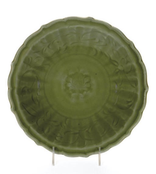 A CHINESE LONGQUAN CELADON BARBED DISH,