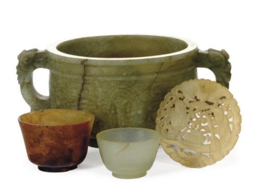 A GROUP OF CHINESE JADE VESSELS AND HARDSTONE CIRCULAR OPENWORK PLAQUE,