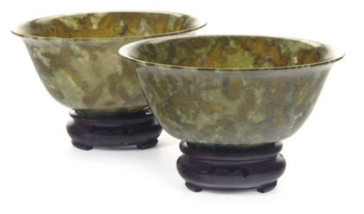 A PAIR OF CHINESE MOTTLED GREEN HARDSTONE BOWLS,