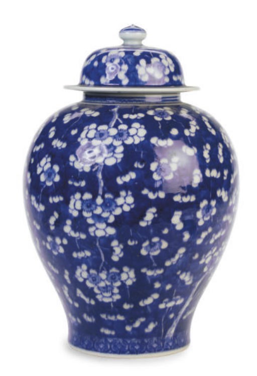 A CHINESE BLUE AND WHITE BALUSTER VASE AND COVER,
