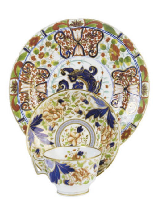 THIRTEEN ENGLISH IMARI PORCELAIN DINNER PLATES,