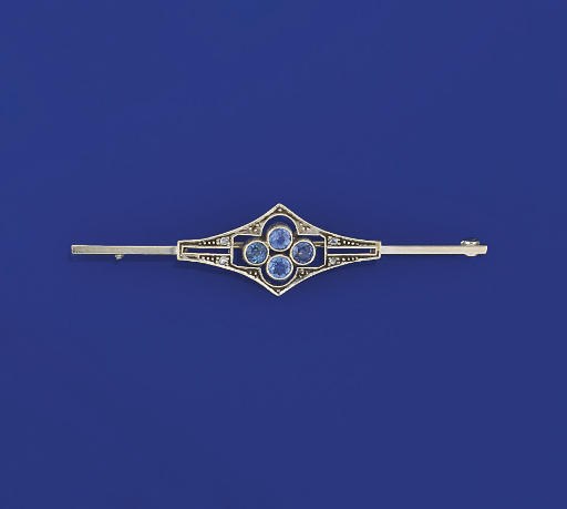 A GROUP OF JEWELLERY