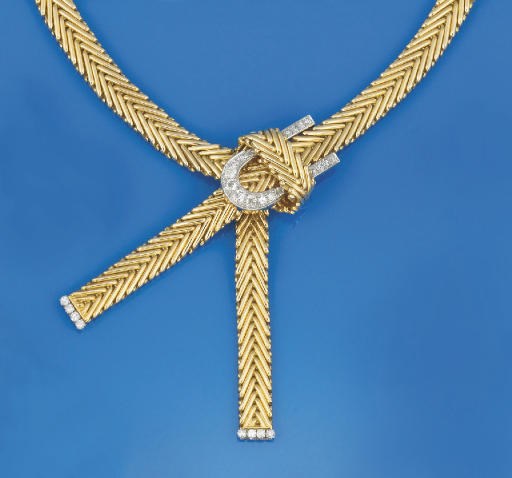 A DIAMOND SET NECKLACE
