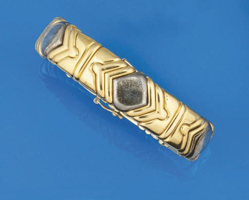 A TWO COLOUR BANGLE