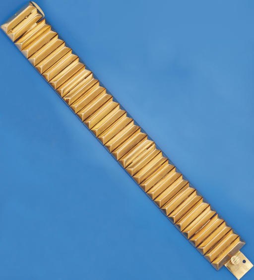 A fancy link bracelet