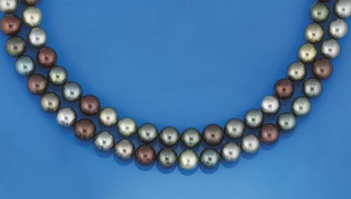 A VARI-COLOURED CULTURED PEARL NECKLACE
