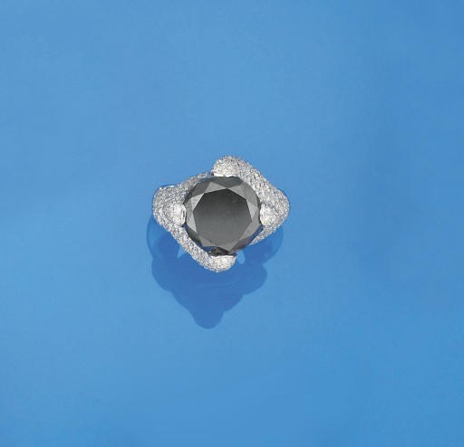 A COLOURED DIAMOND AND DIAMOND RING