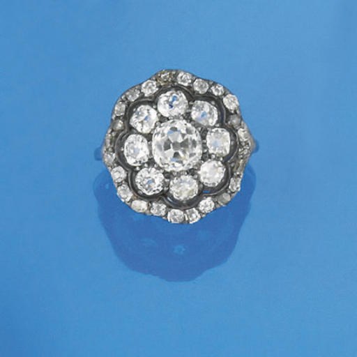 A LATE 19TH CENTURY DIAMOND CLUSTER RING