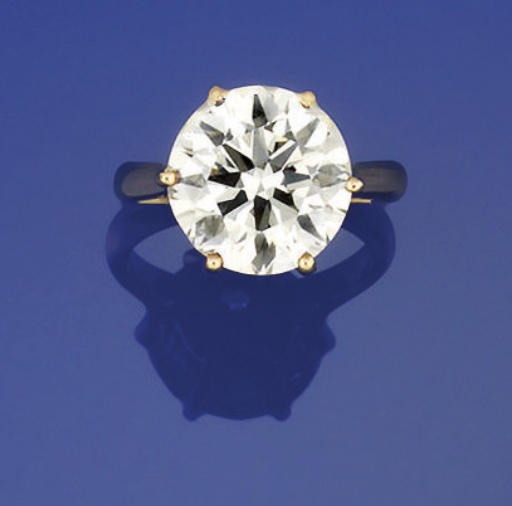 A DIAMOND SINGLE STONE RING