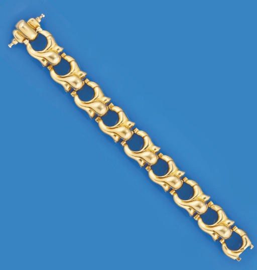 A FANCY LINK BRACELET