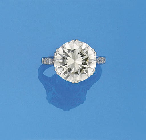 A diamond single stone ring