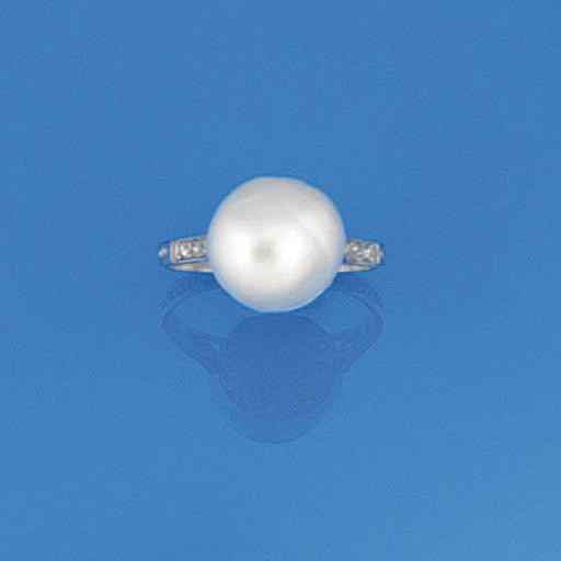 A natural pearl single stone ring