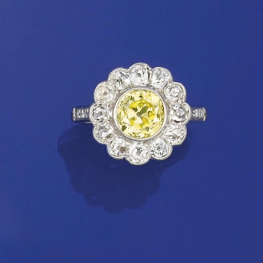 A coloured diamond and diamond cluster ring