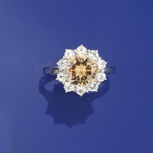 A COLOURED DIAMOND AND DIAMOND CLUSTER RING