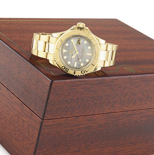 ROLEX. A FINE AND HEAVY 18K GOLD AND MOTHER-OF-PEARL AUTOMATIC WRISTWATCH WITH CENTER SECONDS, DATE AND BRACELET