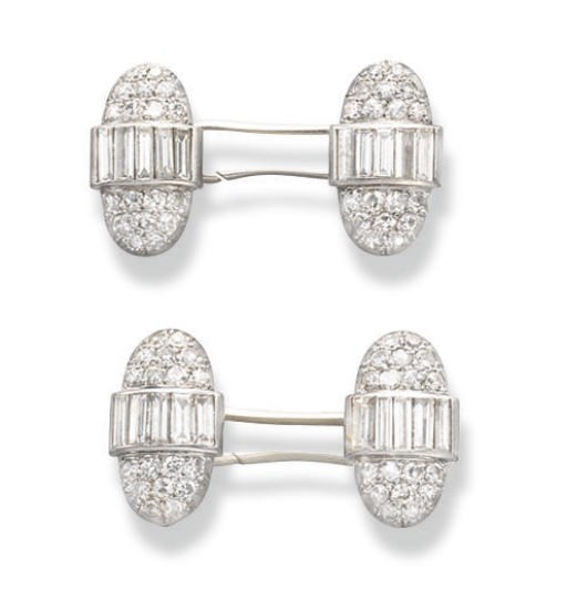 A PAIR OF ART DECO DIAMOND CUFFLINKS