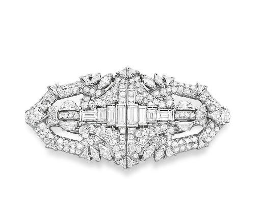 AN ART DECO DIAMOND BROOCH