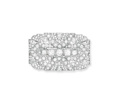 AN ART DECO DIAMOND BROOCH