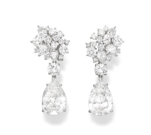 A PAIR OF DIAMOND EAR PENDANTS