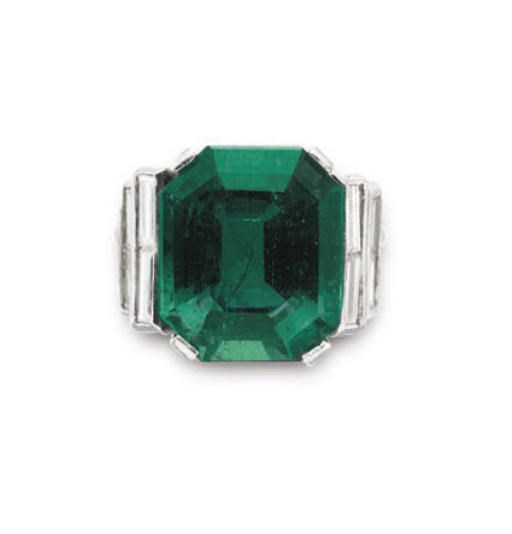 AN ART DECO EMERALD AND DIAMOND RING