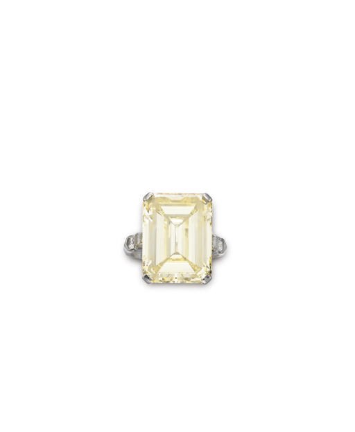 AN ART DECO COLORED DIAMOND RING