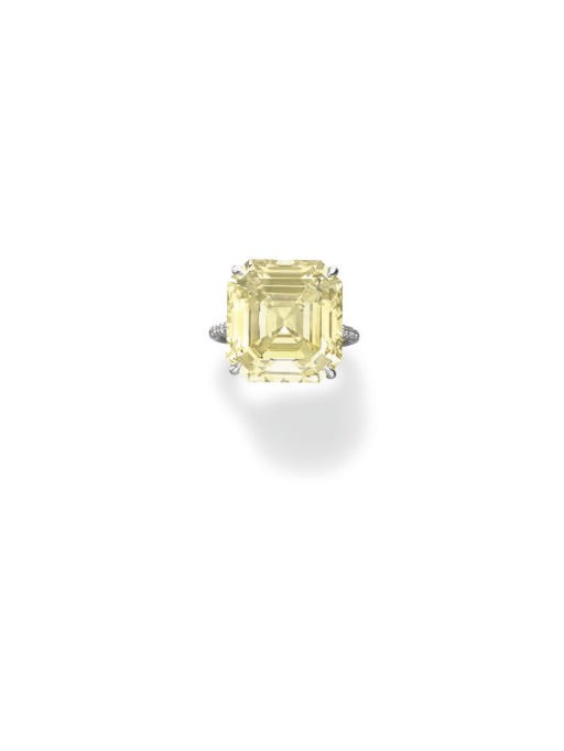 A REMARKABLE COLORED DIAMOND RING