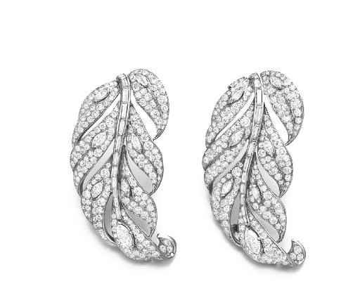A PAIR OF DIAMOND FEATHER CLIP BROOCHES, BY VAN CLEEF & ARPELS