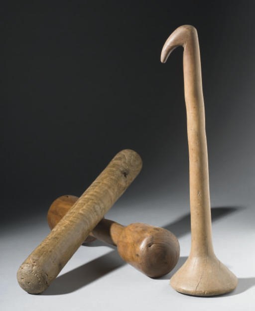 DEUX PILONS ET UN ACCESSOIRE DE CHAPELIER