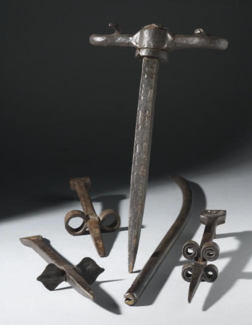 LOT COMPRENANT TROIS ENCLUMETTES, UNE AIGUILLE A GERBER ET UN OUTIL A POINTE