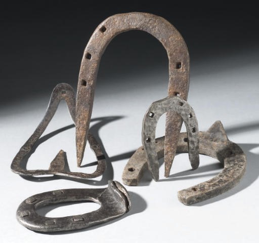 LOT DE CINQ FERS A CHEVAL DU XIXEME SIECLE