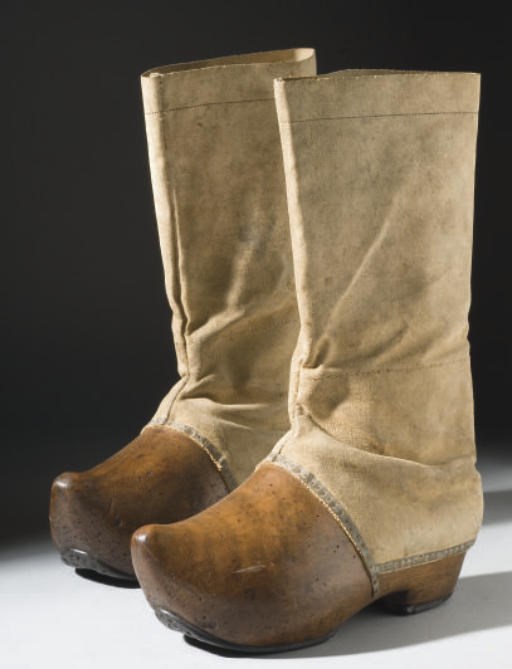 PAIRE DE SABOTS