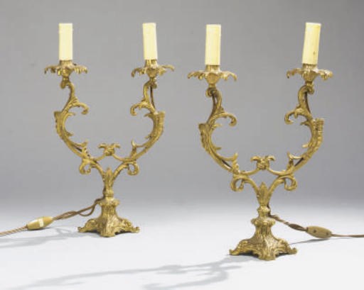PAIRE DE BOUTS DE TABLE DE STYLE LOUIS XV
