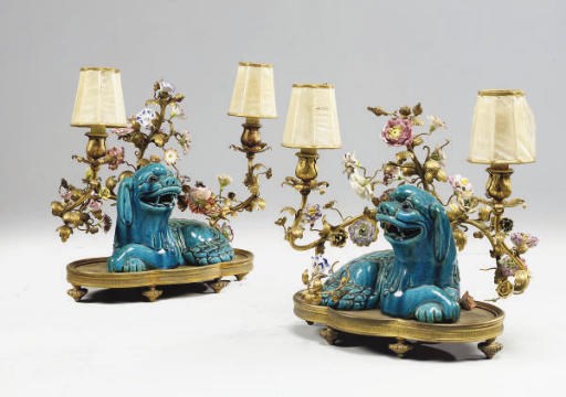 PAIRE DE BOUTS DE TABLE DE STYLE LOUIS XV
